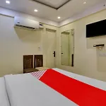 Oyo Flagship 81202 Brown Villa