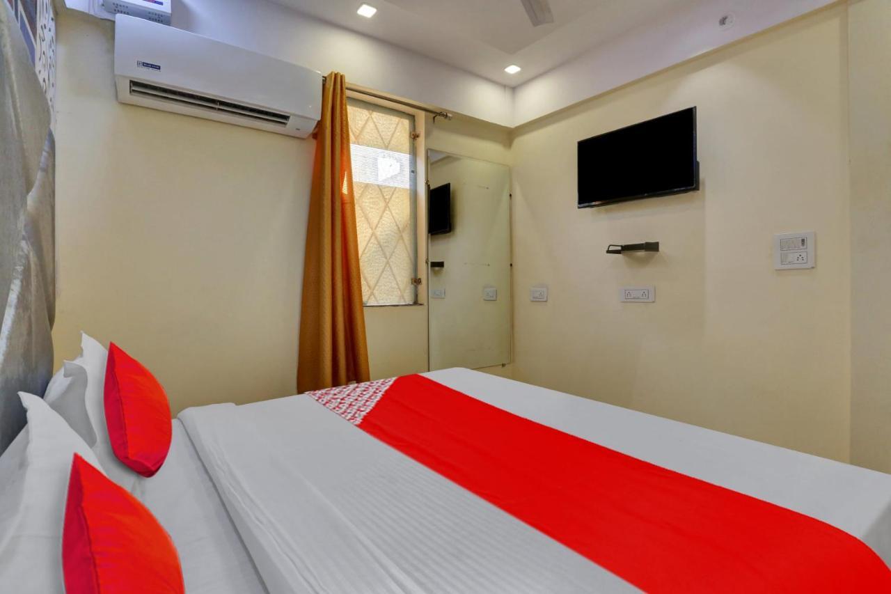 Oyo Flagship 81202 Brown Hotel New Delhi