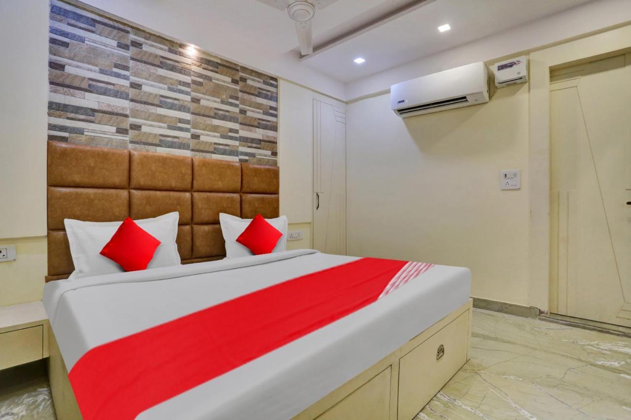Hotel Oyo Flagship 81202 Brown