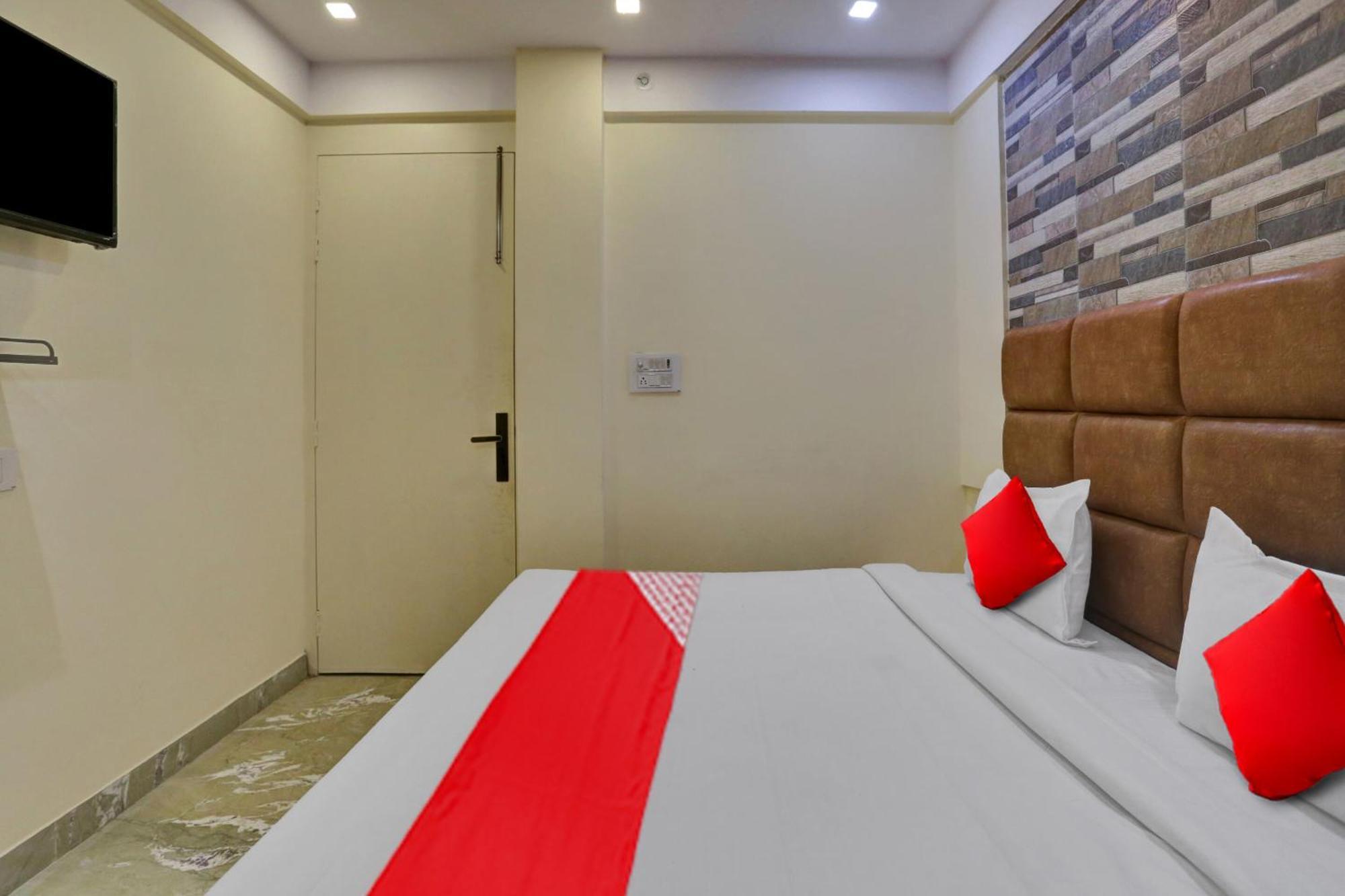 Oyo Flagship 81202 Brown 3* New Delhi