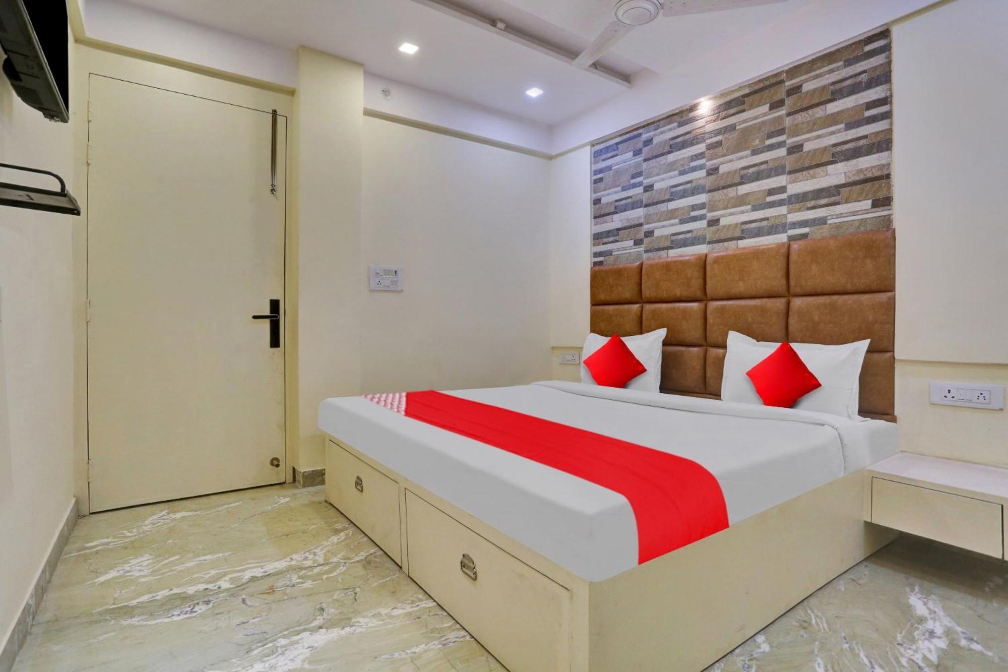 Oyo Flagship 81202 Brown Hotel