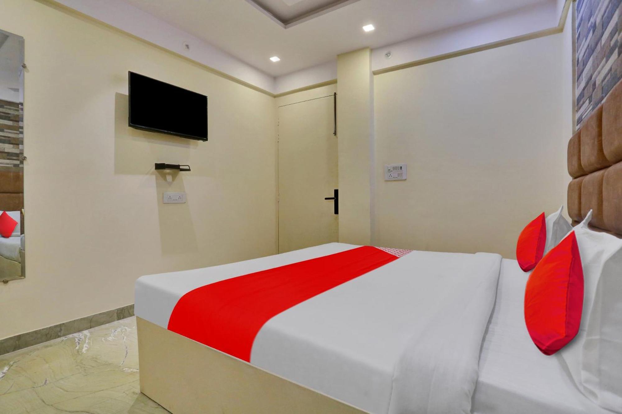 Hotel Oyo Flagship 81202 Brown New Delhi
