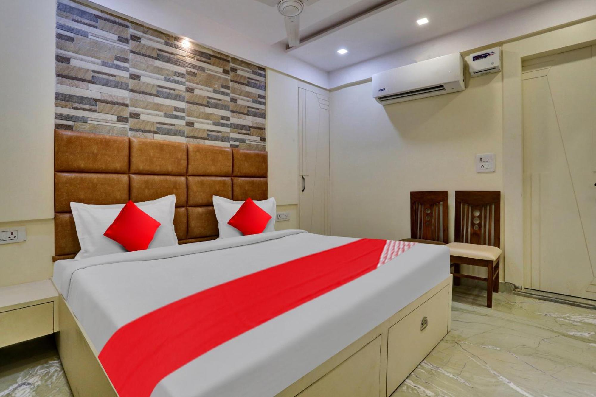 Hotel Oyo Flagship 81202 Brown