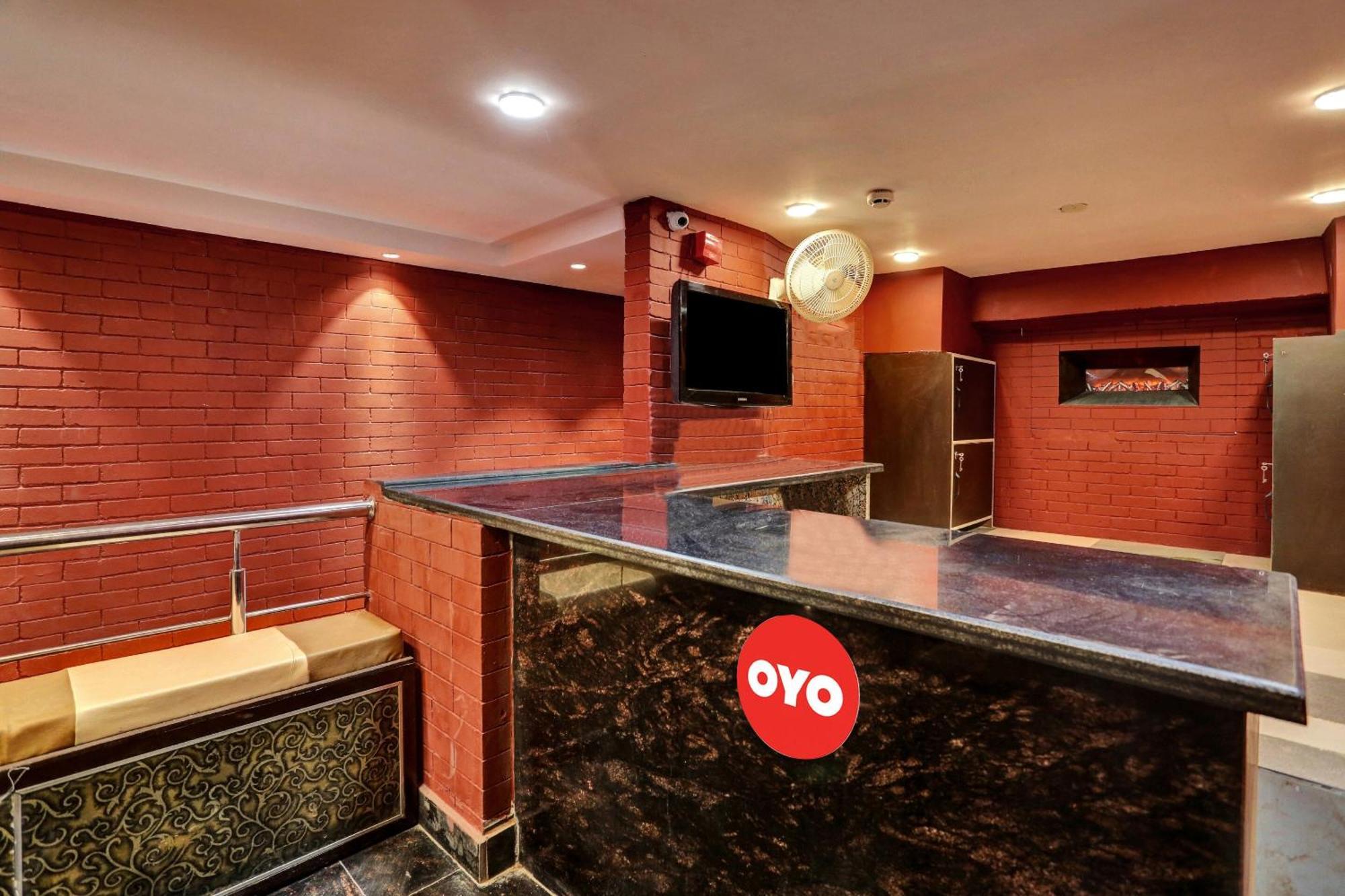 Oyo Flagship 81202 Brown New Delhi