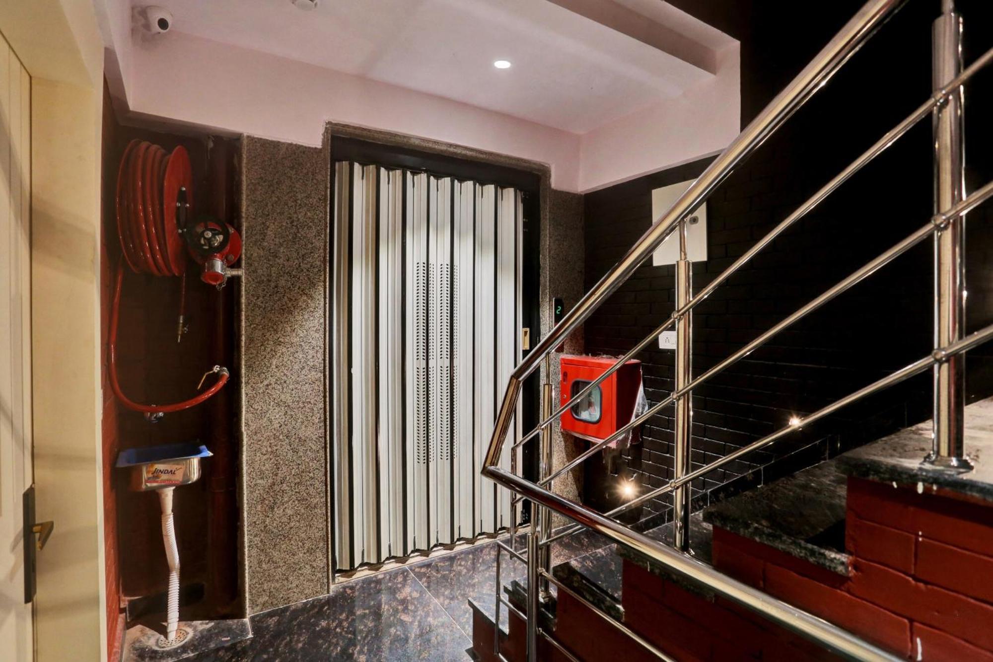 Oyo Flagship 81202 Brown Hotel