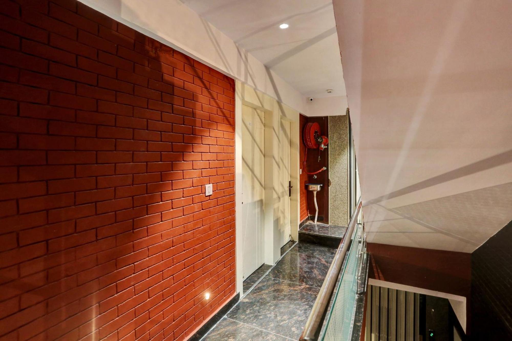 Oyo Flagship 81202 Brown Hotel New Delhi