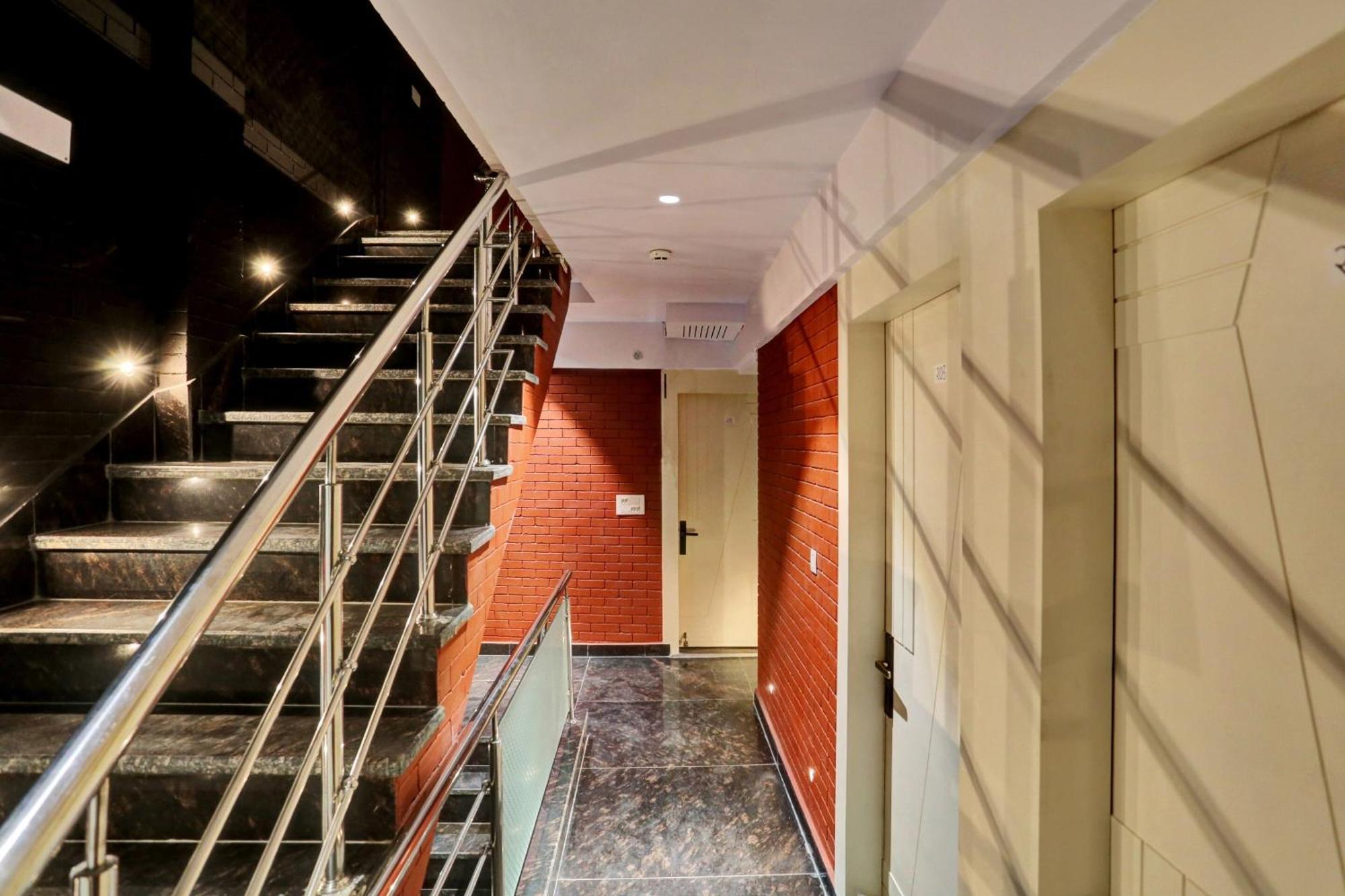 Oyo Flagship 81202 Brown New Delhi