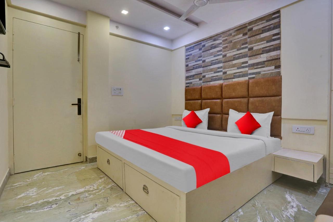 Hotel Oyo Flagship 81202 Brown