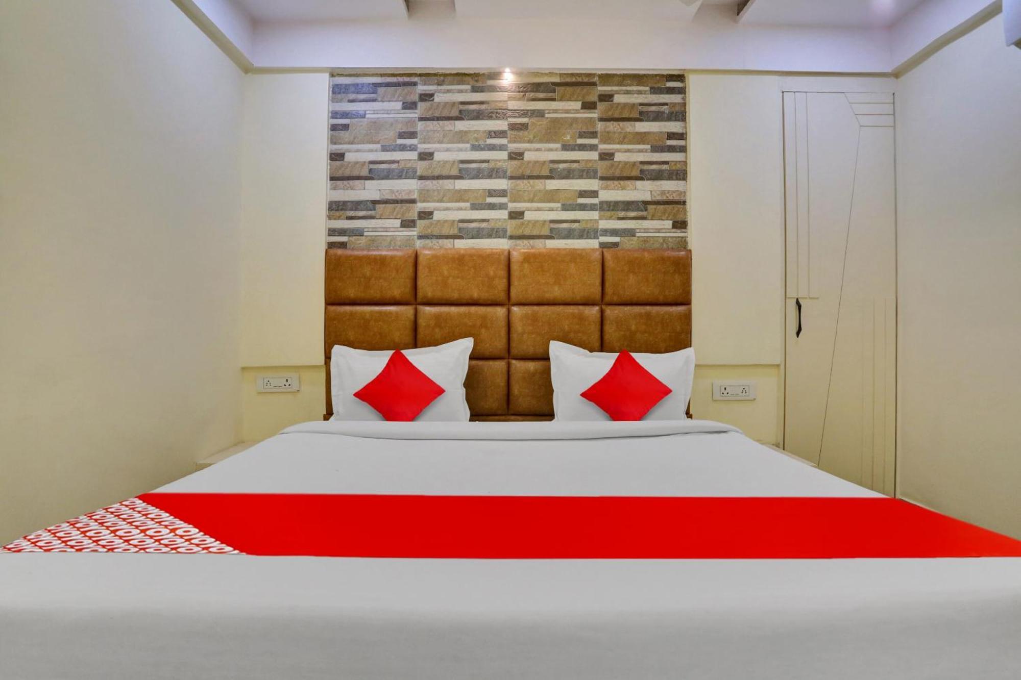 Oyo Flagship 81202 Brown Hotel New Delhi